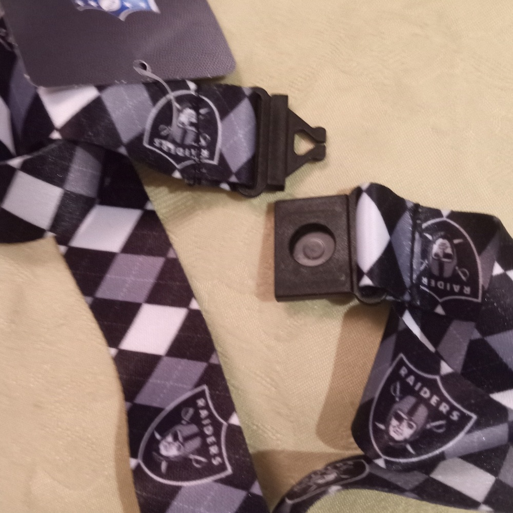 Las Vegas Raiders Lanyard Car Keyring Keychain Badge Holder LV Raider - Picture 5 of 8